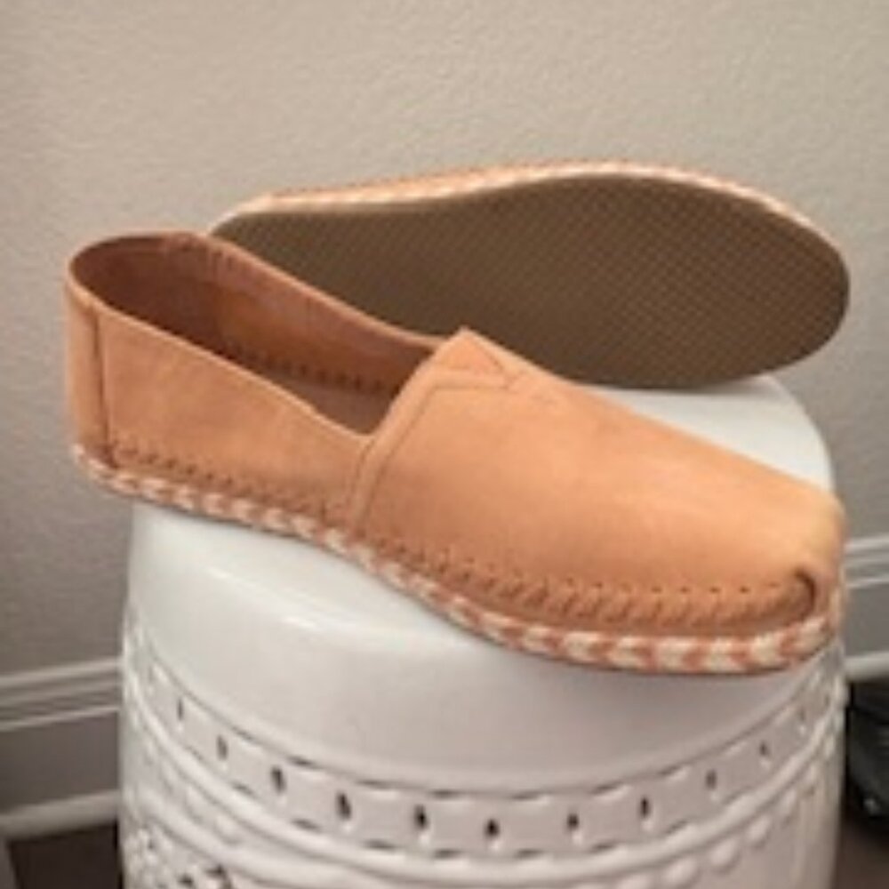 TOMS TAN LEATHER FLATS, SIZE 8.5
